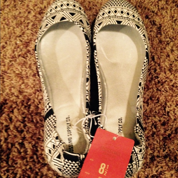 Mossimo AZTEC flats!