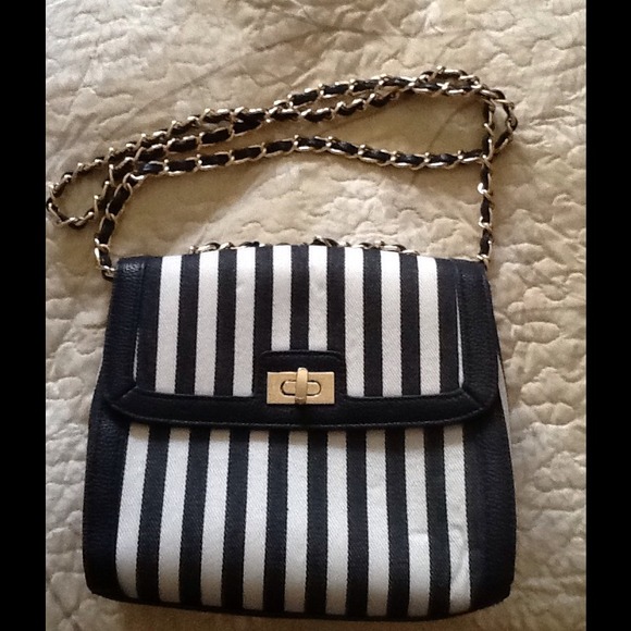 Forever 21 Handbags - Forever 21 Crossbody Bag