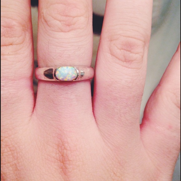 Beautiful genuine Opal and sterling silver ring
