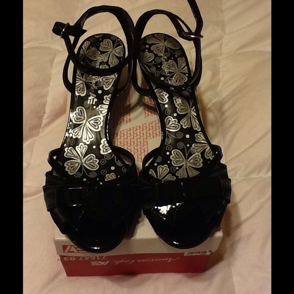 Black pump heel shoe