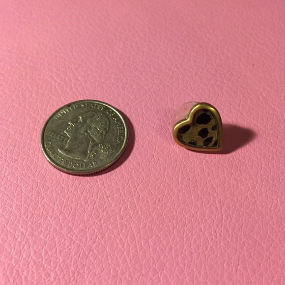 💁Betsey Johnson heart post earrings💁 - Picture 3 of 4