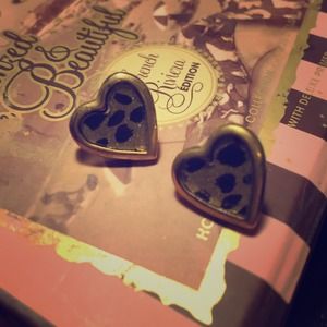 💁Betsey Johnson heart post earrings💁