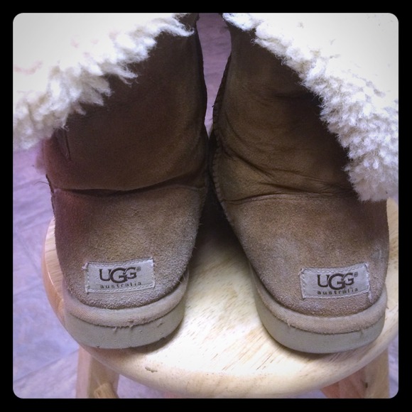 Short Tan Uggs