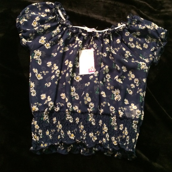 A blue daisy blouse crop top.
