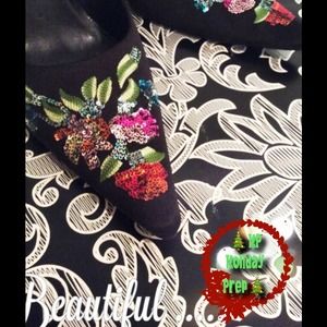 HP HOLIDAY PREP 🌲Beautiful floral black pumps🎄🎁