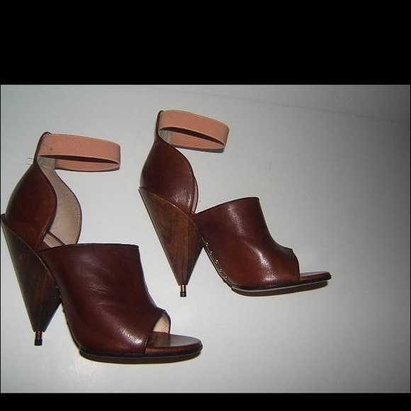 Givenchy 47 7 Rare leather heels gold tip Booties - Picture 2 of 4