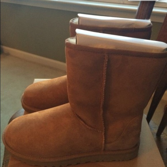 Like new woman's 8 chestnut brown uggs <3