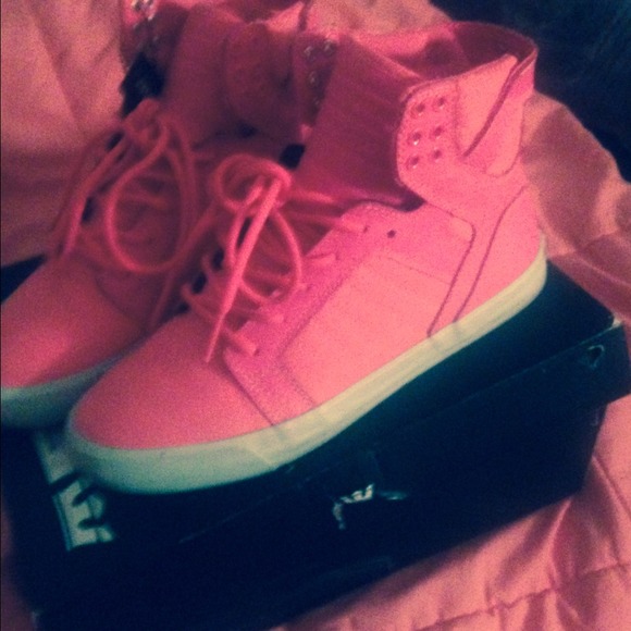 Pink woman's sky top supras