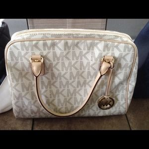 💯 Percent Authentic Michael Kors👜™Make an offer.