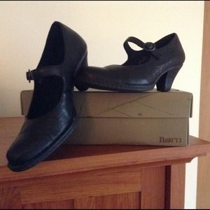 Born black Mary Jane low pump size 9