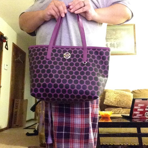 Extra pictures MK PURSE 😘💞💋 - Picture 3 of 4