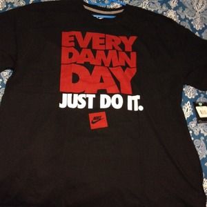 PRICED REDUCED ⬇️BRAND NEW Men Nike Sport Shirt