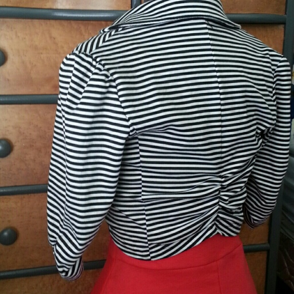 ❌SOLD❌ Striped Cropped Blazer - Picture 2 of 4