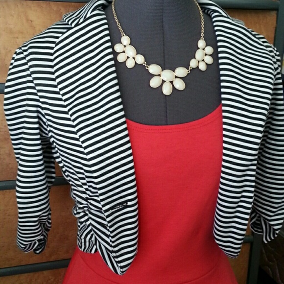 ❌SOLD❌ Striped Cropped Blazer - Picture 3 of 4