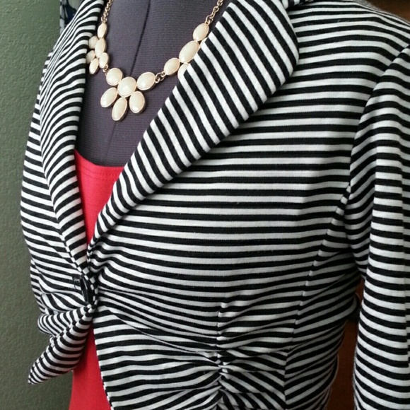 ❌SOLD❌ Striped Cropped Blazer - Picture 4 of 4