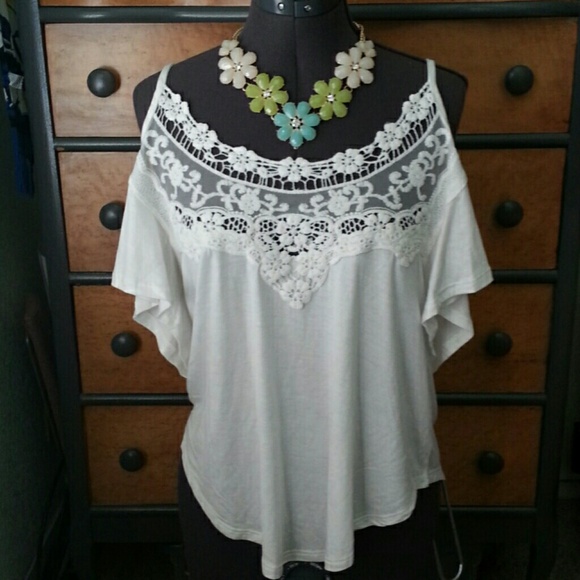 ❌SOLD❌ NWOT White Cold Shoulder Top - Picture 2 of 3