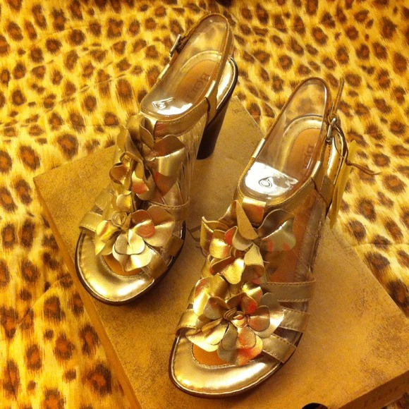 NWT Born Champagne Sandal