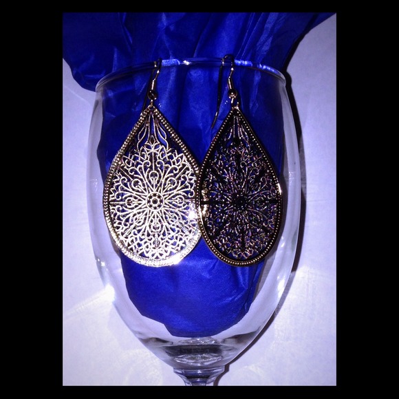 Premier Designs Jewelry Jewelry - Premier Designs Gold Lace Earrings & Brooch Bundle