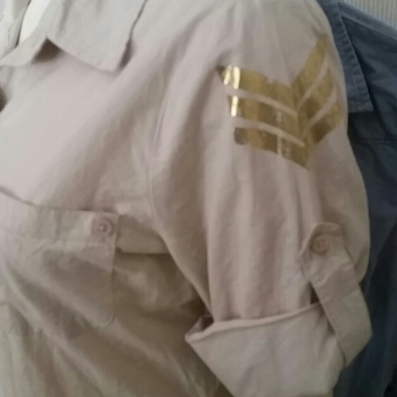 Tan button down shirt Derek heart medium - Picture 2 of 4