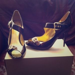 GUESS BY MARCIANO  Copper paten leather size 9M.