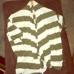 Lightweight khaki/white 3/4 sleeved sweater $12