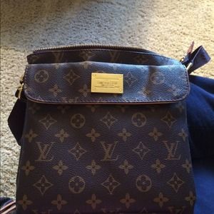 cross body NOT AUTHENTIC LV bag