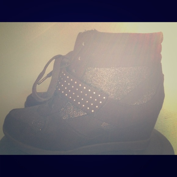 Super cute tie up wedges!