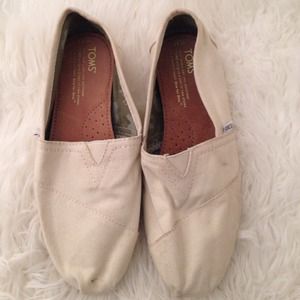 TOMS size 8.5 W