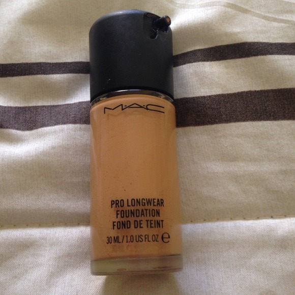 MAC pro longwear foundation NC40