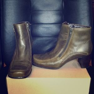 St John's Bay olive color  women's  size 6M Boots
