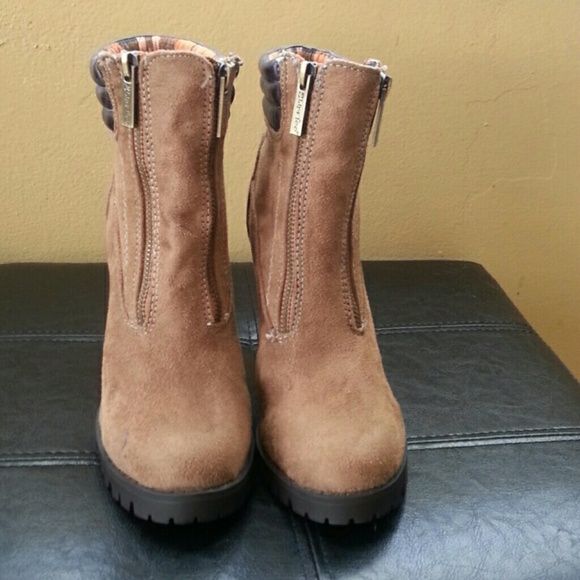 2LipsToo Booties
