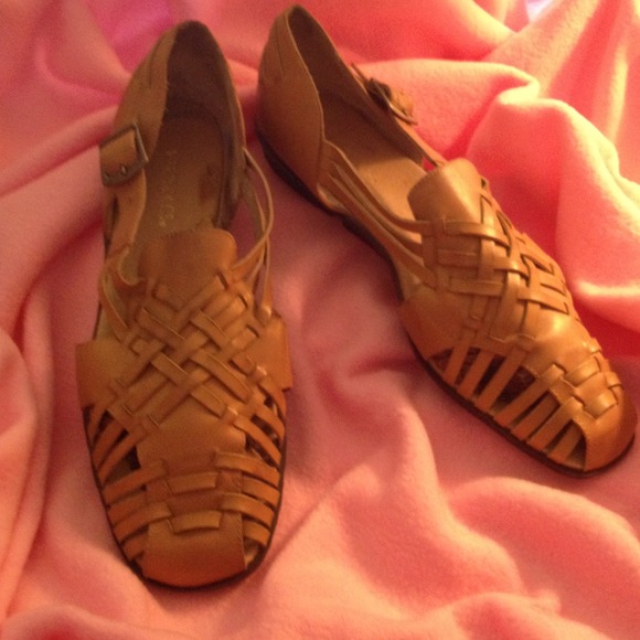 Sandals. Tan leather w/ buckle