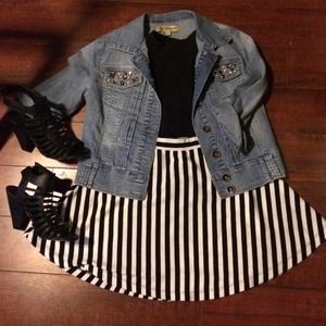 Forever 21 black and white stripped skirt. 💝✨