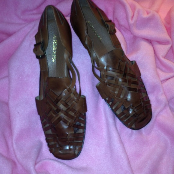 Brown sandals w/ buckle.
