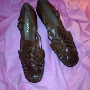 Brown sandals w/ buckle.