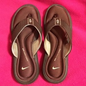 ✨Nike flip flops✨