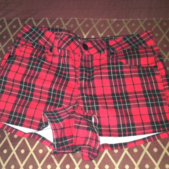 Tartan Plaided shorts.