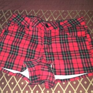 Tartan Plaided shorts.