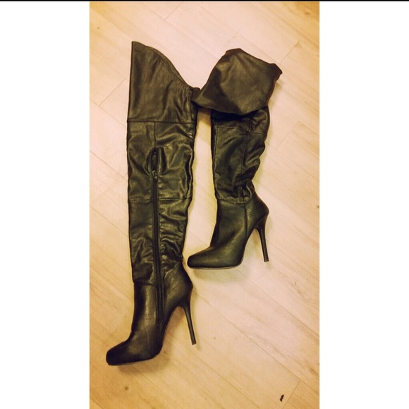 Report thigh high / over the knee boots