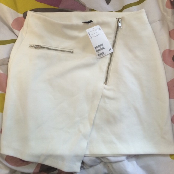 H&M Dresses & Skirts - H&M Asymetrical Skirt