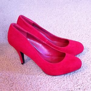 REDUCED RED PUMPS