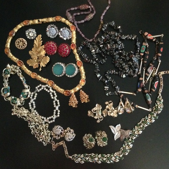 Lot of vintage jewelry
