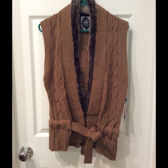 NWT brown knitted vest with faux trim
