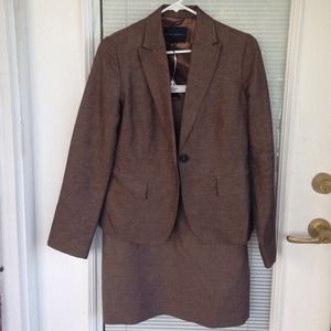 BR suit in brown. Jacket and skirt.