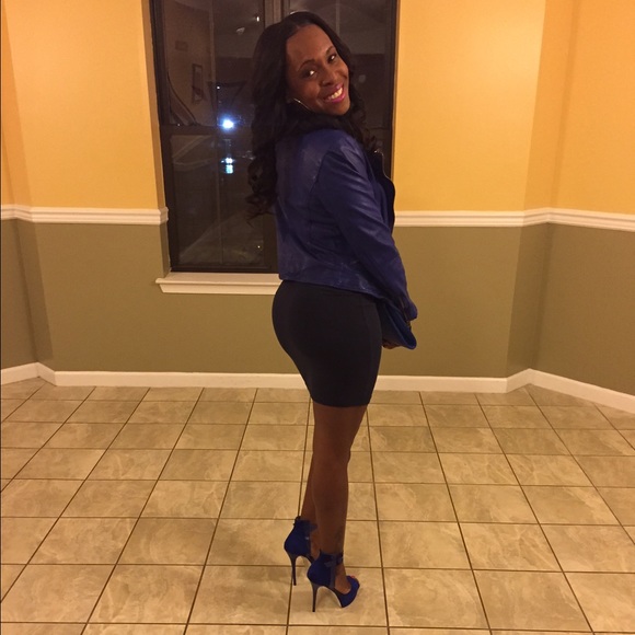 Meet your seller!!!! Hello poshettes πππ - Picture 2 of 8