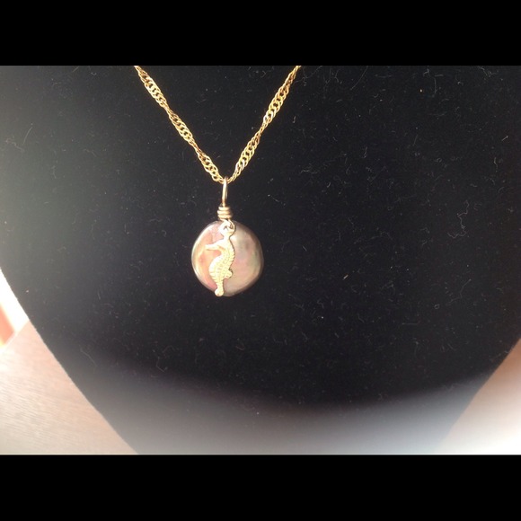 14k GENUINE COIN PEARL & SEAHORSE PENDANT