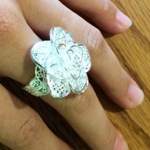 ❄️SALE❄️Beautiful silver flower ring.