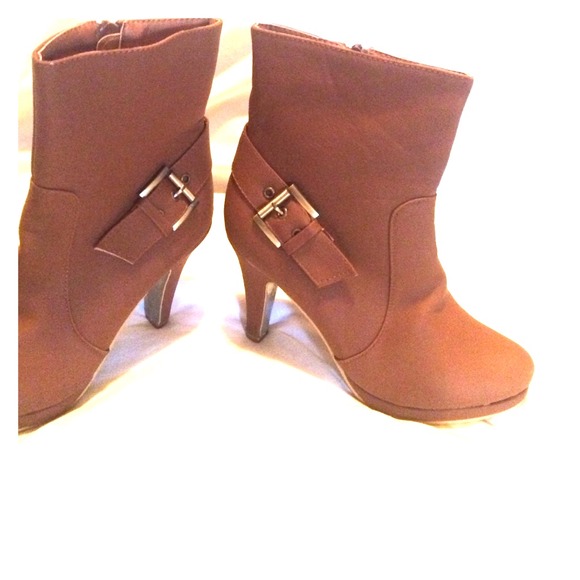 Brand New size 5 1/2 tan ankle boot with heel