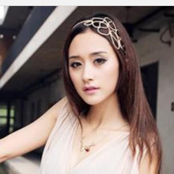 Sold in a bundle Super gorgeous head band - Picture 2 of 3