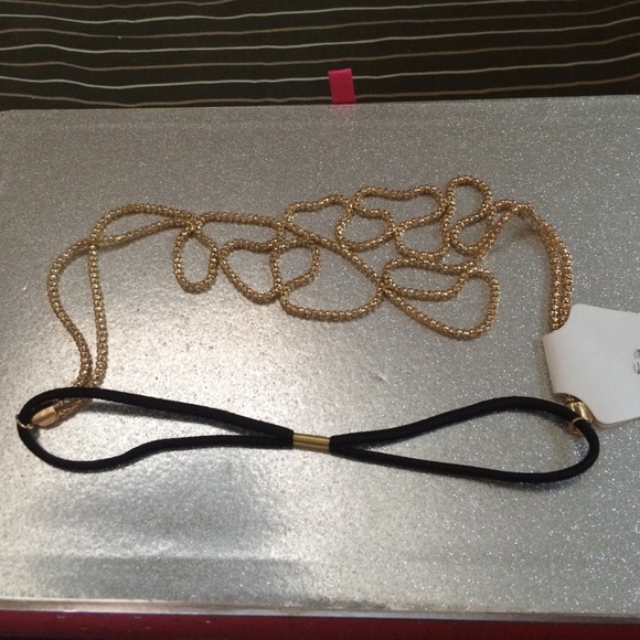 Sold in a bundle Super gorgeous head band - Picture 3 of 3